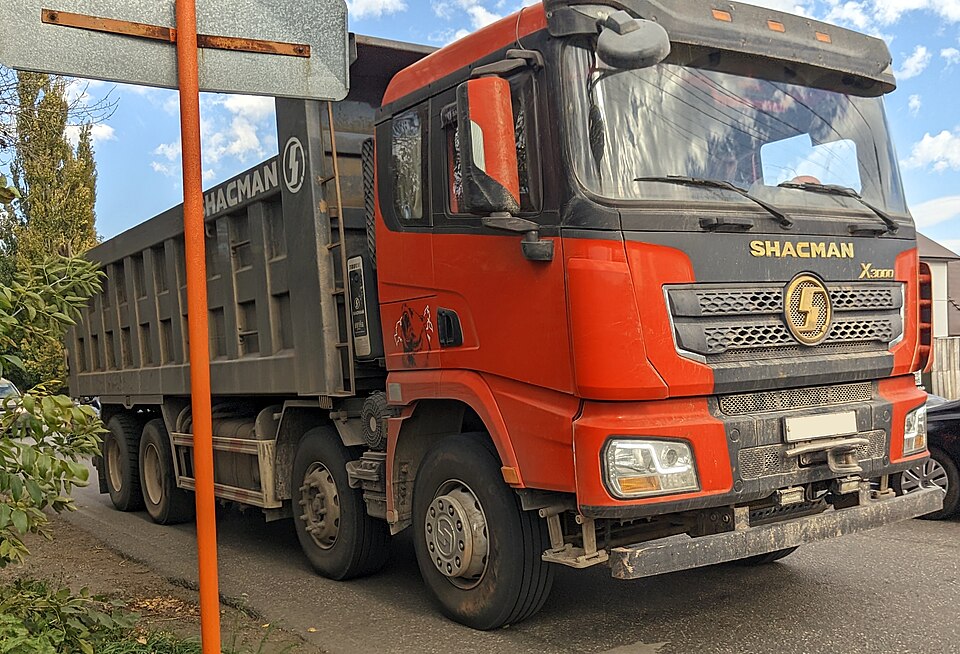 Красный самосвал Shacman X3000, четыре оси, кузов 30 кубов